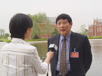 上海宝钢集团公司总法律顾问陈德林在会议间歇接受采访
